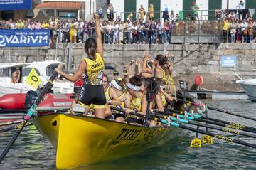 Las chicas de la trainera de Orio celebran la victoria en la Bandera de la Concha femenina. 