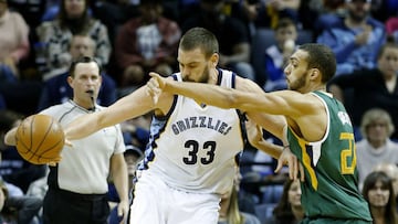 MEM06. MEMPHIS (EE.UU.), 08/01/2017.- El central de Memphis Marc Gasol (i), de España, disputa el balón con el central de Utah Jazz Rudy Gobert (d) hoy, domingo 8 de enero de 2017, durante un partido de baloncesto de la NBA entre el Utah Jazz y Memphis Grizzlies en el FedExForum de Memphis, Tennessee, (EE.UU.). EFE/Mike Brown