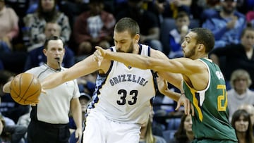 MEM06. MEMPHIS (EE.UU.), 08/01/2017.- El central de Memphis Marc Gasol (i), de Espa&ntilde;a, disputa el bal&oacute;n con el central de Utah Jazz Rudy Gobert (d) hoy, domingo 8 de enero de 2017, durante un partido de baloncesto de la NBA entre el Utah Jazz y Memphis Grizzlies en el FedExForum de Memphis, Tennessee, (EE.UU.). EFE/Mike Brown