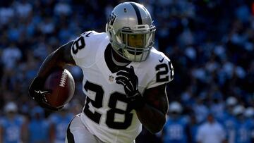 SAN DIEGO, CA - DECEMBER 18: Runningback Latavius Murray #28 of the Oakland Raiders runs for a gain during his team&#039;s game against the San Diego Chargers at Qualcomm Stadium on December 18, 2016 in San Diego, California.   Donald Miralle/Getty Images/AFP
 == FOR NEWSPAPERS, INTERNET, TELCOS &amp; TELEVISION USE ONLY ==