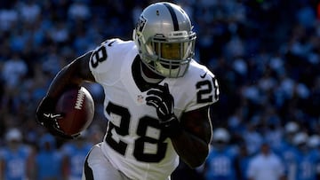 SAN DIEGO, CA - DECEMBER 18: Runningback Latavius Murray #28 of the Oakland Raiders runs for a gain during his team&#039;s game against the San Diego Chargers at Qualcomm Stadium on December 18, 2016 in San Diego, California.   Donald Miralle/Getty Images/AFP
 == FOR NEWSPAPERS, INTERNET, TELCOS &amp; TELEVISION USE ONLY ==