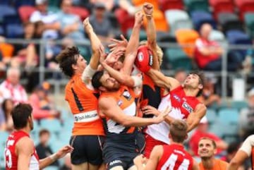 22/03/15. Partido de fútbol australiano entre los Sydney Giants y Sydney Swans de los Swans en Canberra, Australia.