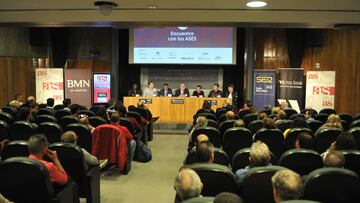 Buena acogida. El Centro Cultural Sa Nostra fue testigo de un Encuentro con los Ases en los que se habló del pasado, del presente y del futuro del Mallorca.