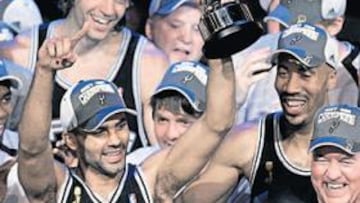 <b>FELICES POR EL CUARTO. </b>San Antonio no dio opción a Cleveland. Parker, MVP de la final, y Peter Holt, el propietario (a la derecha en la imagen), lideraron la celebración.