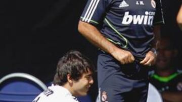 Mourinho charla con Kaká durante un entrenamiento en Los Ángeles.