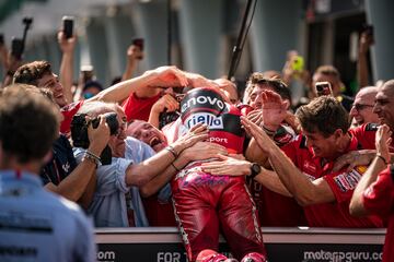 Enea Bastianini lanzándose por encima de todo su equipo.