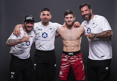 Ilia estuvo junto a su hermano mayor, Aleksandre Topuria, que ganó en su debut en la UFC 312 que se disputó en Sídney. Aleksandre ganó, sin título en juego, al australiano, peleaba en casa, Colby Thicknesse por decisión unánime.