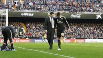 Jes&uacute;s Olmo atiende a Sergio Ramos en Mestalla