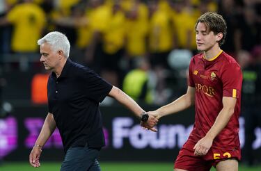 El entrenador de la Roma, José Mourinho, consolando al joven jugador Edoardo Bove el cual se encontrada abatido tras el encuentro.