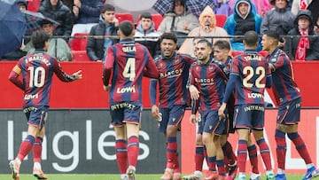 SEVILLA, 04/01/2026.- El centrocampista del Levante, Iker Losada (c) celebra su tanto con sus compañeros ante el Sevilla durante el partido de la jornada 18 de Liga que se disputa en el estadio Sánche Pizjuán. EFE/José Manuel Vidal