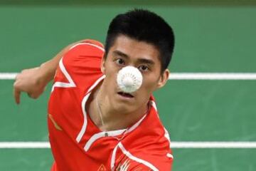 El chino Fu Haifeng durante el partido de semifinales de dobles en bádminton ante la pareja británica.