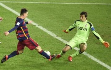 . Yokohama (Japan), 20/12/2015.- Barcelona's forward Lionel Messi (L) vies for the ball with River Plate's Goalkeeper Marcelo Barovero (R) during the final match of the FIFA Club World Cup 2015 between FC Barcelona and River Plate in Yokohama, south of Tokyo, Japan, 20 December 2015. (Tokio, Mundial de Fútbol, Japón) EFE/EPA/FRANCK ROBICHON