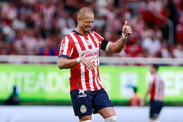 Javier Hernández durante un partido de Chivas.