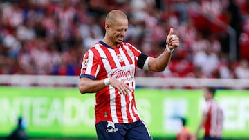 Javier Hernández durante un partido de Chivas.