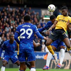 Yerson Mosquera y Wolves sufren con la dupla Madueke-Palmer