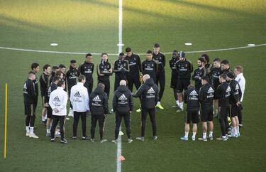 A lo largo de la pandemia por Coronavirus, Zidane se comunicó con sus jugadores a través de diferentes reuniones telemáticas para conocer de primera mano el estado tanto físico como anímico de su plantilla. Así mismo, el preparador físico Grégory Dupont, estableció una serie de ejercicios y rutinas para que los jugadores llegasen en un buen estado cuando se regresase a los entrenamientos...