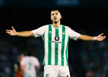 El jugador nacido en Sáenz Peña, una localidad del partido de Tres de Febrero de la provincia de Buenos Aires, termina contrato con el Real Betis y ya tiene un acuerdo verbal con el club blaugrana. La posición de pivote es una de las mayores prioridades del club catalán para reforzar de cara a la temporada 2024-25 tras el decepcionante fichaje de Oriol Romeu.