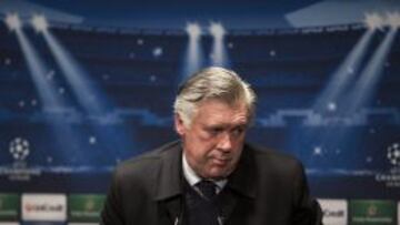 El entrenador del PSG, Carlo Ancelotti, responde a los periodistas en una rueda de prensa en el Estadio de los Príncipes, en París, Francia hoy, lunes 3 de diciembre de 2012- El PSG se enfrentará contra el Oporto el 4 de diciembre en París en un partido de la fase de clasificación de la Liga de Campeones.