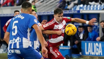 VITORIA, 24/11/2023.- El delantero argentino del Granada Lucas Boyé (d) intenta escaparse de Andoni Gorosabel, del Deportivo Alavés, en el partido de la jornada 14 de LaLiga que se juega hoy viernes en el estadio de Mendizorrotza. EFE/ADRIAN RUIZ HIERRO