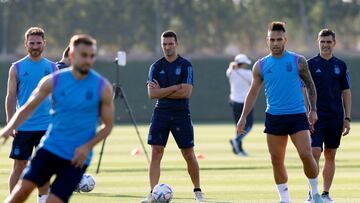 Doha (Qatar), 21/11/2022.- Argentina's head coach Lionel Scaloni (C) watches his players training during a training session of the team in Doha, Qatar, 21 November 2022. Argentina will face Saudi Arabia on 22 November their group C match of the FIFA World Cup 2022. (Mundial de Fútbol, Arabia Saudita, Catar) EFE/EPA/RUNGROJ YONGRIT
