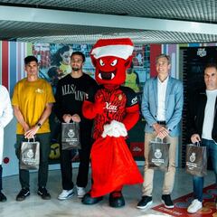 El Real Mallorca visita a los niños de Son Espases