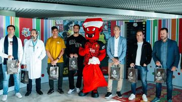 El RCD Mallorca visita el hospital de Son Espases con regalos para los niños y niñas hospitalizados.