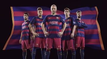 Presentación de la nueva equipación con franjas horizontales del Barcelona para la temporada 2015-2016.