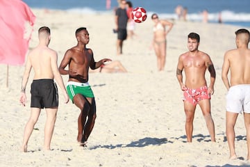 Vinicius disfruta de sus vacaciones en las playas de Río