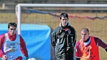 <b>DE CERCA. </b>Pacheta siguió las evoluciones de sus jugadores muy de cerca y les anima para salir de la situación complicada en la que están.