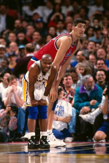 Gheorghe Muresan (2,31) ante Tim Hardaway (1,82).