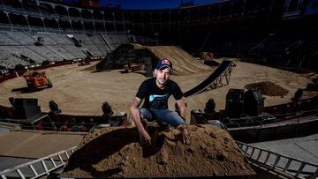 Dany Torres posa en la plaza de toros de Las Ventas.