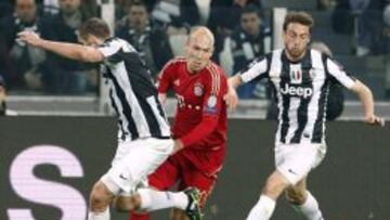 Arjen Robben defendido por los jugadores de la Juventus Chiellini y Marchisio durante el partido de cuartos de final del 10 de abril en Tur&iacute;n. 