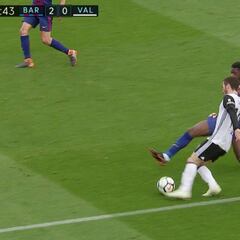 La inconsciencia hecha penalti: esto hizo Dembélé en el 2-1