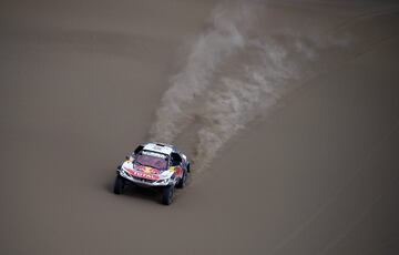 En la etapa 9, Sebastien Loeb y Daniel Elena han perdido toda opción de victoria. Rompieron en frontal de su coche al no ver un agujero. Perdieron más de siete horas en la clasificación general.