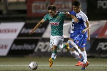 Juan Cornejo controla el balón pese a la presión de Francisco Sepúlveda.