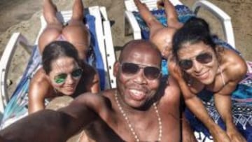 Asprilla con dos mujeres en la playa por San Valent&iacute;n