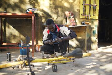 Modu Gueye, mecánico de Bicicletas Sin Fronteras, repara una baobike. Todas son iguales, lo que facilita la sustitución de componentes en cada una de ellas. El alquiler de estas bicicletas por parte de cada alumno para cada curso son 6.000 cefas anuales (9 euros). 