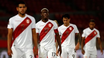 Futbol, Chile vs Peru.
Clasificatorias al mundial de Catar 2022.
Los jugadores de la seleccion peruana lamentan la derrota contra Chile tras el partido clasificatorio al mundial de Catar 2022 disputado en el estadio Nacional de Santiago, Chile.
13/11/2022
Andres Pina/Photosport

Football, Chile vs Peru.
2022 Qatar World cup qualifier match.
Peru's players react after losing against Chile the 2022 Qatar World cup qualifier match held at the National stadium in Santiago, Chile.
13/11/2022
Andres Pina/Photosport