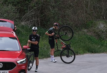 Marcos Freire, de pie, revisa su bicicleta, una Colnago, la misma que utiliza el equipo UAE, del que viste ropa. Enrolado en el Bathco Cycling Team (Besaya), el pasado invierno hizo una concentración invernal con el equipo de Tadej Pogacar: “Fue increíble”. El UAE le sigue de cerca.