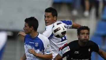 <b>APUROS DEFENSIVOS. </b>Pablo Sicilia, en el centro de la imagen, pugna con De Lucas en una acción en el área del Tenerife ayer en el Helidoro Rodríguez López.