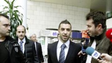 <b>PROTECCIÓN ESPECIAL. </b>Un policía portugués escolta a Simao en su llegada al aeropuerto de Lisboa.