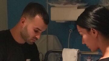 Jes&eacute; Rodr&iacute;guez y Aurah Ruiz en un hospital de Madrid con su hijo Nyan