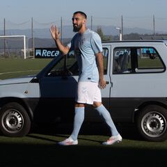 Borja Iglesias llegó en un Seat Panda y lloró con la visita sorpresa de su abuela