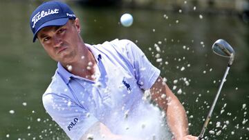 Justin Thomas golpea una bola durante la disputa del The Players Championship.