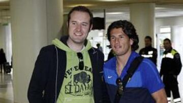 <b>ÍDOLO. </b>Nelson Valdez, ayer, fotografiándose con un aficionado en el aeropuerto de El Altet.
