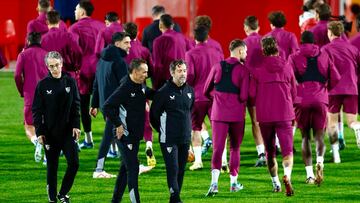 Quique Flores, junto a su José Luis Oltra en su primer entrenamiento con el Sevilla.