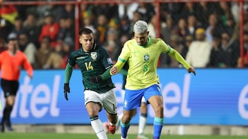 AMDEP3169. EL ALTO (BOLIVIA), 09/09/2025.- Robson Matheus (i) de Bolivia disputa el balón con Bruno Guimarães este martes, en un partido por las eliminatorias a la Copa Mundial 2026 entre Bolivia y Brasil en el Estadio Municipal de El Alto (Bolivia). EFE/ Luis Gandarillas