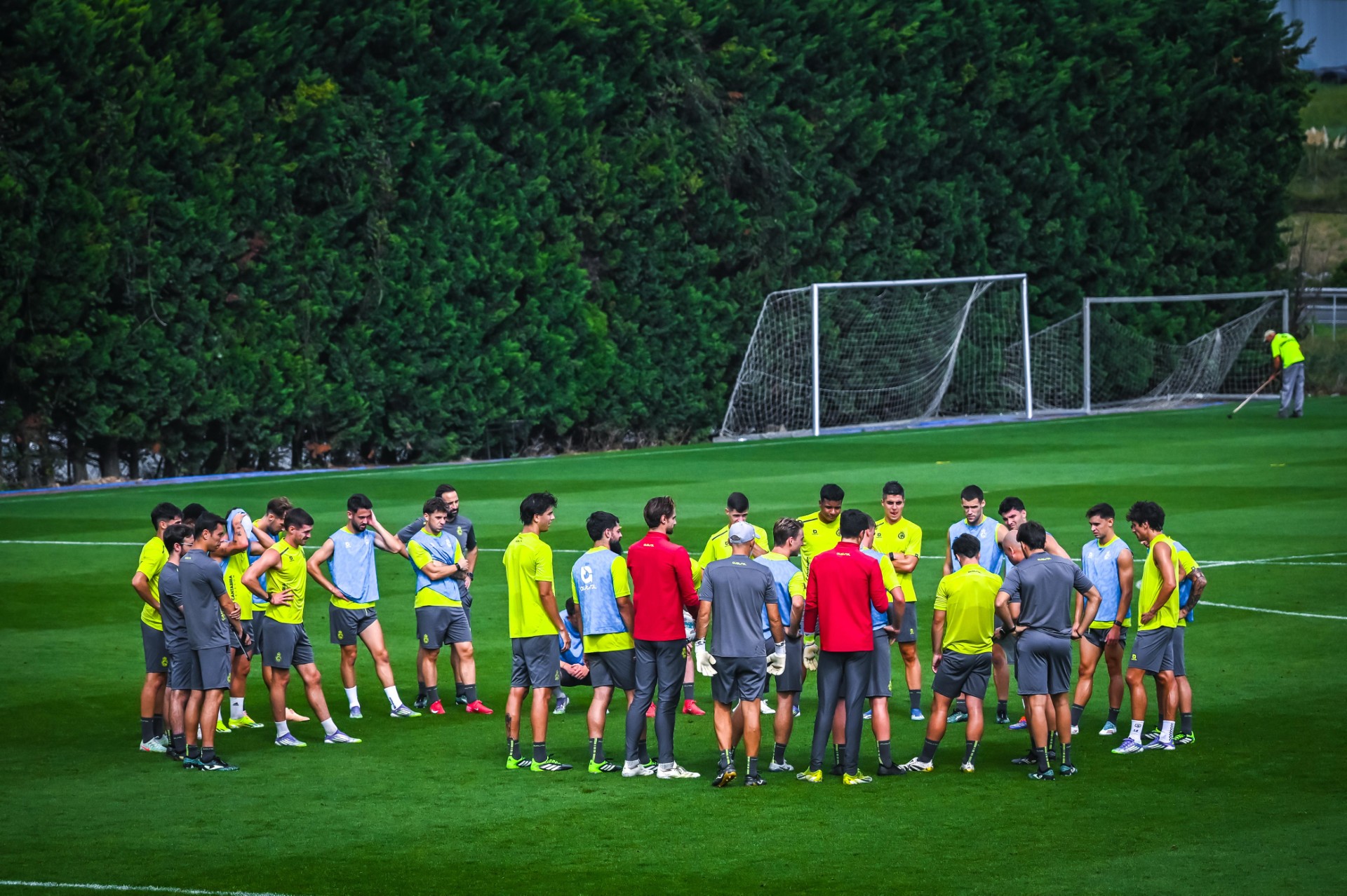 El Racing examina al Almería en un choque marcado por el ‘virus Luis Suárez’