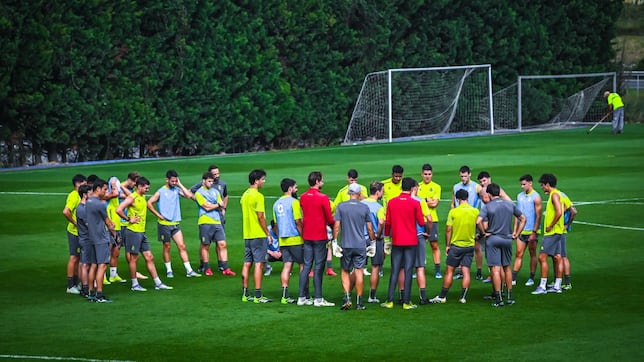 El Racing examina al Almería en un choque marcado por el ‘virus Luis Suárez’