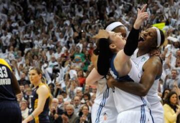 Lindsay Whalen, Maya Moore y Sylvia Fowles celebrando la victoria